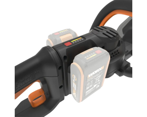 Detailní pohled na akumulátorové nůžky na živý plot s vloženou baterií a indikátorem stavu nabití