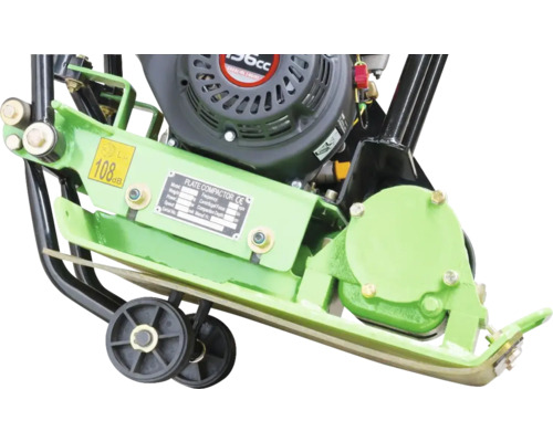 Detailní pohled na vibrační desku s motorem, koly a technickými údaji.