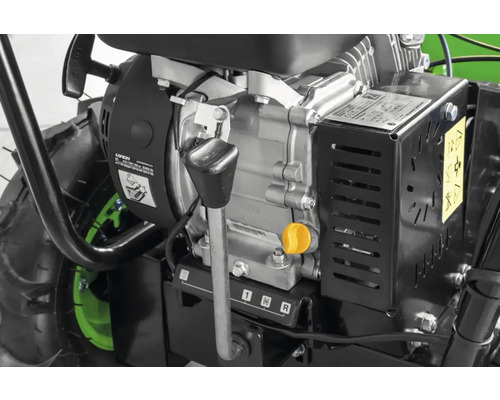 Detail motorového bloku kultivátoru