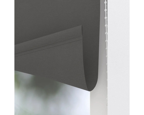 Šedá roleta s řetízkovým ovládáním pro dekoraci oken