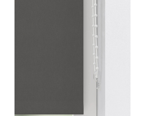 Šedá roleta s ovládacím řetízkem