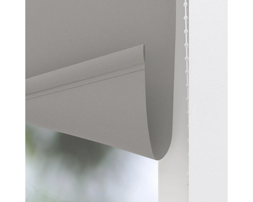 Šedá roleta s řetízkovým ovládáním pro dekoraci oken