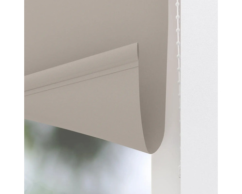 Detailní záběr rolety s řetízkovým ovládáním jako dekorace okna