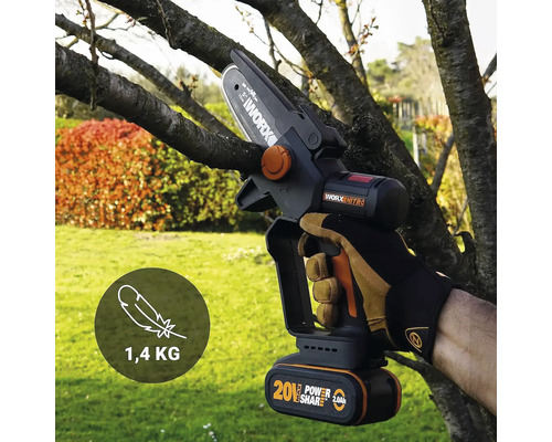 Akumulátorová prořezávací pila řeže větev.