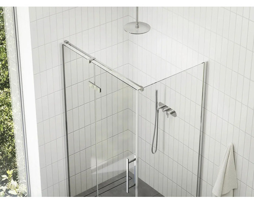 Sprchový kout walk-in se skleněnými dveřmi, sprchovou hlavicí a armaturami v koupelně