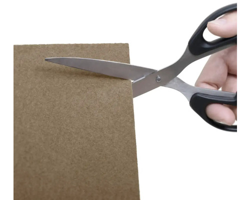 Nůžky stříhají kus látky