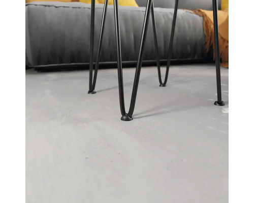 Detailní pohled na nohy stolu z kovu.