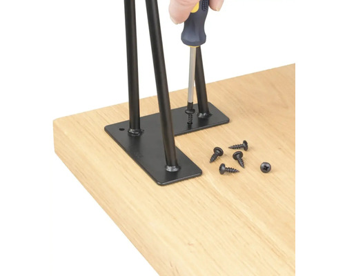 Montáž nohy stolu se šrouby k desce stolu