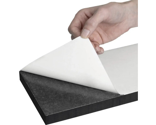 Osoba odstraňuje ochrannou fólii ze samolepicí akustické desky