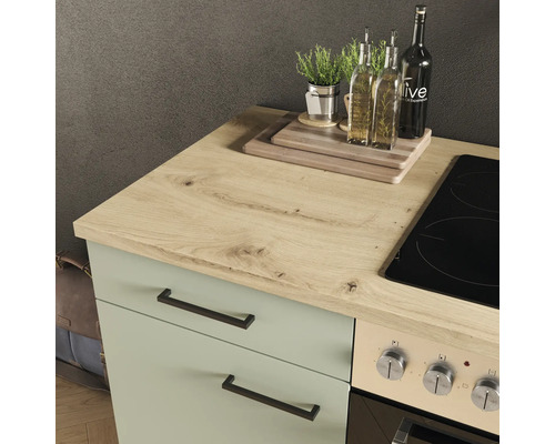 Kuchyňská scéna s pracovní deskou se vzhledem dřeva, varnou deskou a spodními skříňkami