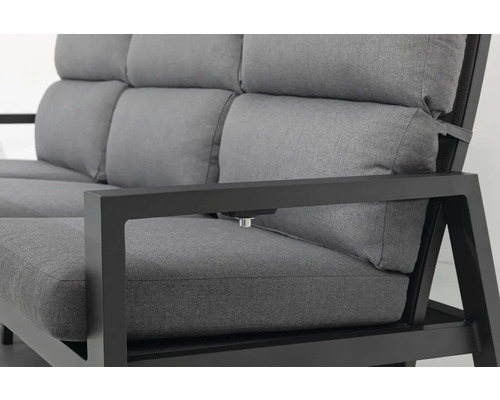 Detailní pohled na šedou zahradní pohovku s hliníkovým rámem a polstrovanými polštáři