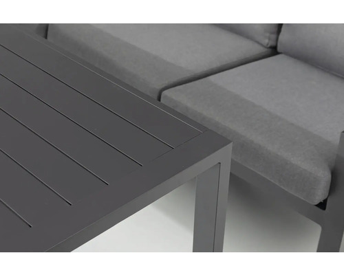 Detail zahradního stolu s odpovídající pohovkou