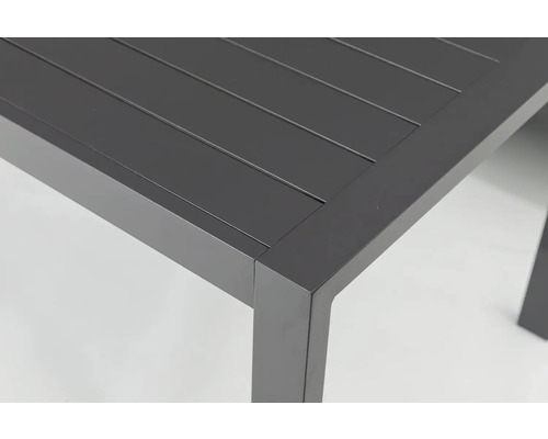 Detail zahradního stolu z hliníku s lamelami