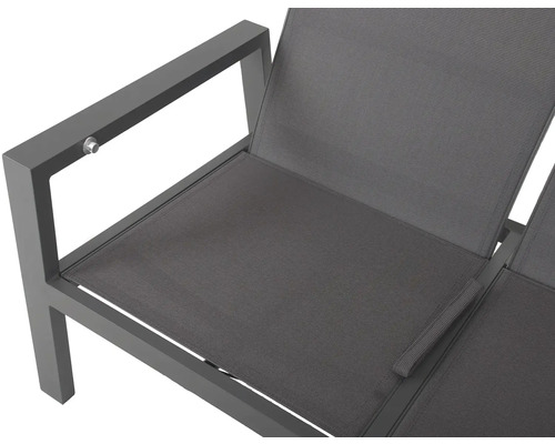 Detailní pohled na šedé zahradní lehátko s hliníkovým rámem a textilním potahem