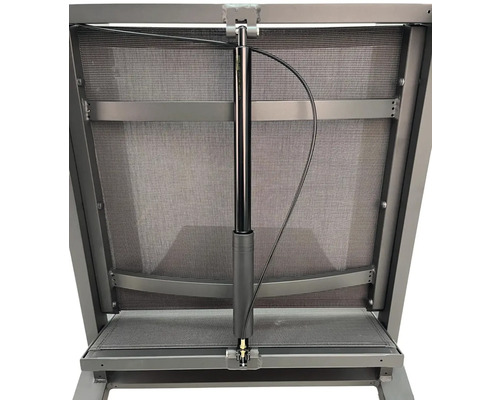 Detail zahradního lehátka s nastavitelným opěradlem a kovovým rámem