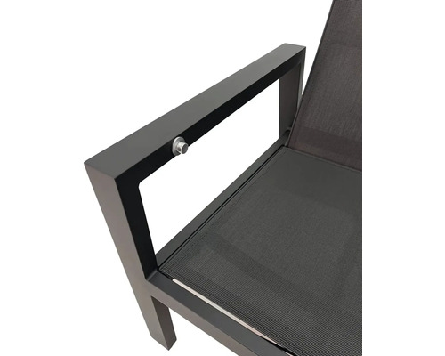 Detailní pohled na zahradní lehátko s hliníkovým rámem a textilním potahem