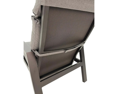 Detail zahradní židle s opěradlem a polštáři