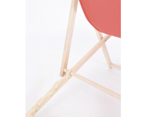 Detailní pohled na lehátko s dřevěným rámem a látkovým potahem