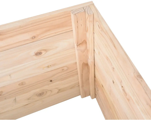 Detailní záběr dřevěného vyvýšeného záhonu