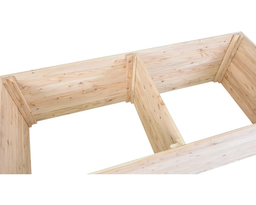 Dřevěný vyvýšený záhon v hrubé stavbě