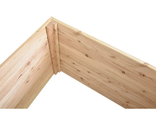 Detailní pohled na dřevěný vyvýšený záhon