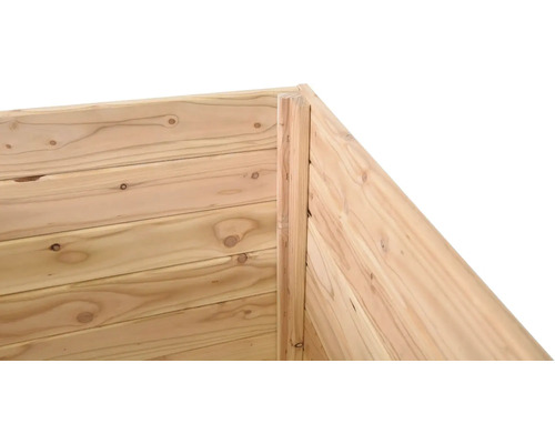 Detailní pohled na dřevěný vyvýšený záhon