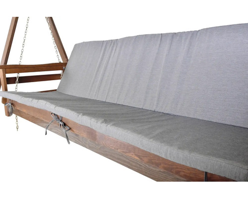 Dřevěná houpačka s šedými poduškami pro venkovní použití