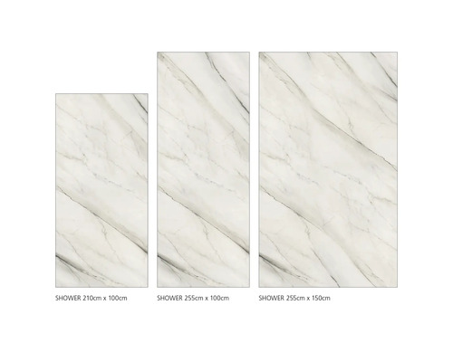 Tři sprchové panely se vzhledem mramoru v různých velikostech.