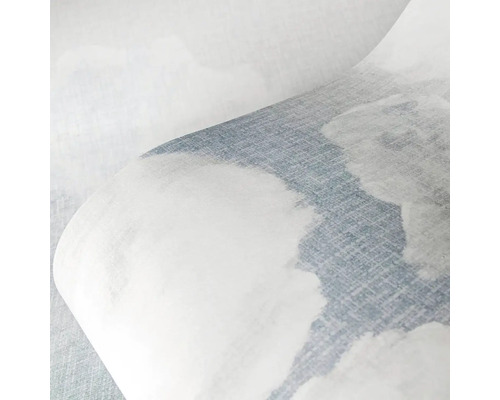 Detailní záběr role tapety s motivem oblaků.