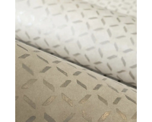 Detailní záběr dvou rolí tapety se vzorem.