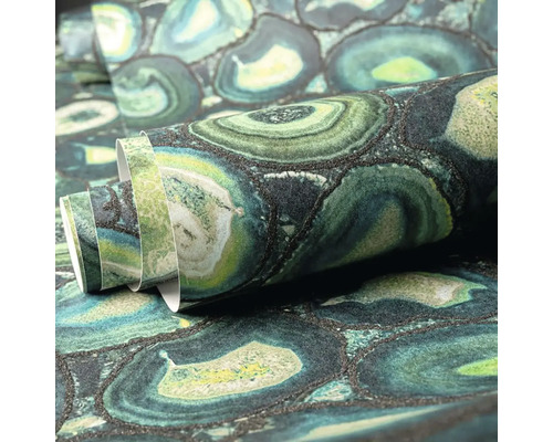 Role tapety s kamenným vzorem v různých odstínech zelené