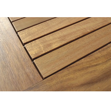 Detailní pohled na desku stolu z dřevěných lamel.