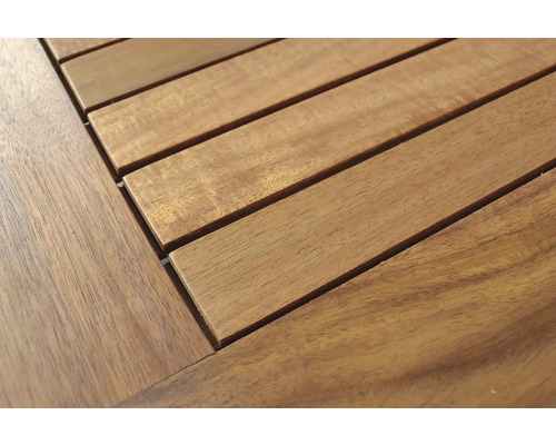 Detailní pohled na desku stolu z dřevěných lamel.