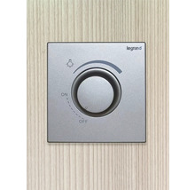 Logo společnosti Legrand. Stmívač osvětlení s otočným knoflíkem a funkcí zapnutí/vypnutí