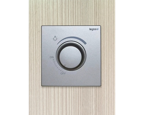 Logo společnosti Legrand. Stmívač osvětlení s otočným knoflíkem a funkcí zapnutí/vypnutí