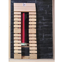 Infračervená kabina s dřevěným obkladem před kamennou zdí