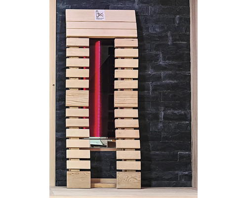 Infračervená kabina s dřevěným obkladem před kamennou zdí