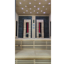 Vnitřní pohled na saunu s dřevěnými prvky a infračervenými zářiči