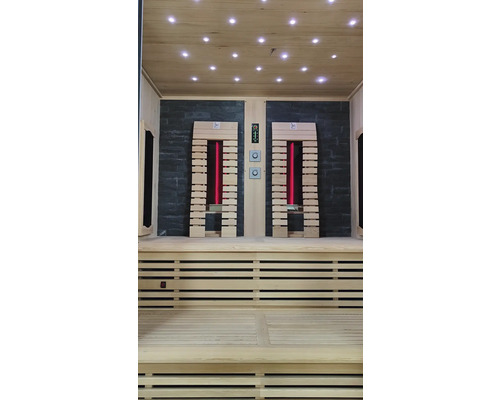 Vnitřní pohled na saunu s dřevěnými prvky a infračervenými zářiči