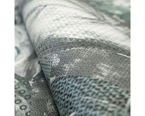 Detailní záběr role tapety se vzorem.