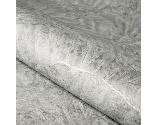 Detail šedé tapety s listovým vzorem