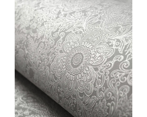 Detailní záběr šedé vliesové tapety s květinovým vzorem