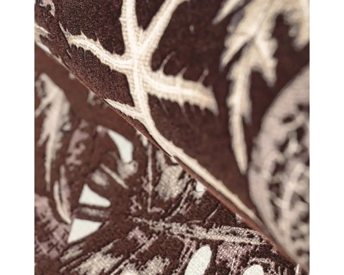 Detail hnědé textilní tapety s rostlinným vzorem