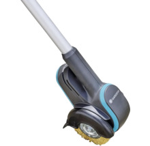 Akumulátorový kartáč na spáry Gardena s teleskopickou rukojetí pro odstraňování plevele