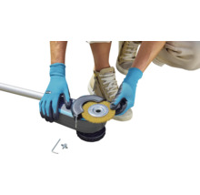 Drátěný kartáčový nástavec pro akumulátorový odstraňovač spár Gardena v provozu