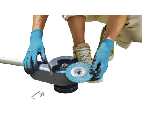 Osoba montuje kartáčový nástavec na čistič spár