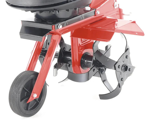 Detailní pohled na motorový kultivátor s koly a frézovacími noži