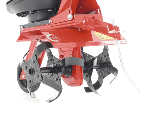 Detailní pohled na červenou zahradní motyku s černými noži.