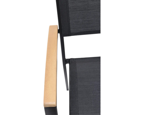 Detail zahradní židle s dřevěnou područkou a černým sedákem.