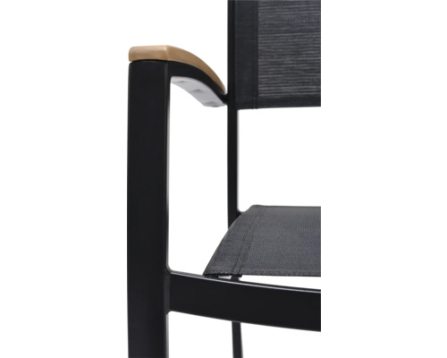 Detailní pohled na zahradní židli s dřevěnou područkou a černým rámem